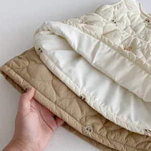 Dettaglio gilet trapuntato in pile per bimbi, ricamo orsetto carino per autunno inverno.