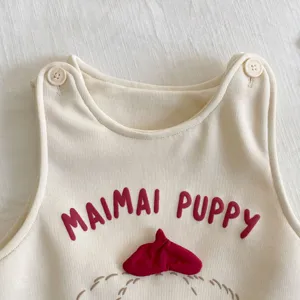 Detalle mameluco bebé estampado cachorro tierno botones hombro beige ropa recién nacido