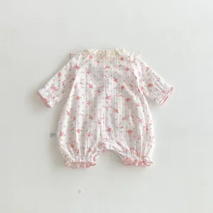 Joli body bébé fille à fleurs avec col en dentelle et manches longues en coton doux.