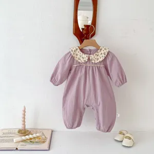 Deliziosa tutina neonato a maniche lunghe con colletto floreale, morbido jumpsuit in cotone.