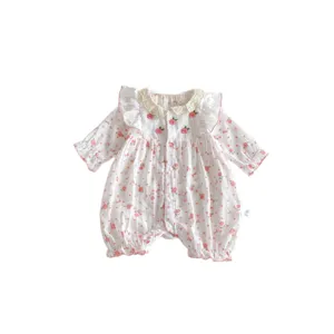 Adorable body bébé fille en coton à manches longues avec imprimé floral et col en dentelle.