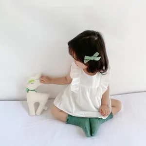 Neonato bambino bianco cotone pagliaccetto senza maniche vista dettagliata, tessuto morbido.