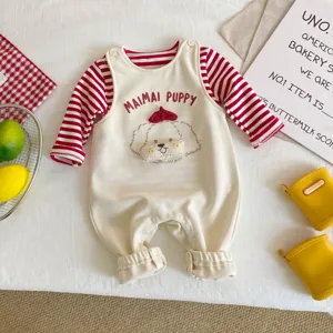 Lindo mameluco de bebé con mangas de rayas rojas y adorable diseño de perrito para recién nacidos.