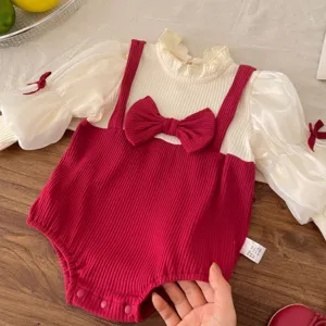 Tutina neonata rossa con top maniche lunghe volant e fiocco carino per neonati.