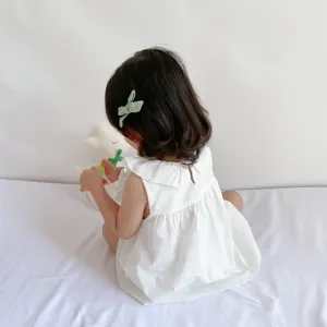 Vista dettagliata del vestito tutina in cotone bianco senza maniche per neonata.