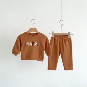 Set neonato in maglia waffle con felpa a maniche lunghe e pantaloni con ricamo di lettere.