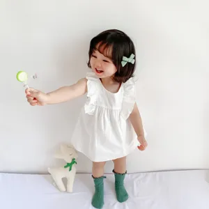 Dettaglio della tutina estiva bianca smanicata per neonata, grazioso vestito in cotone coreano.