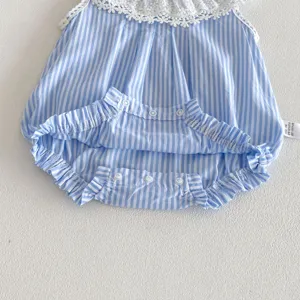 Baby blau weiß gestreifter Spitzenkragen Body Strampler Detailansicht reine Baumwolle