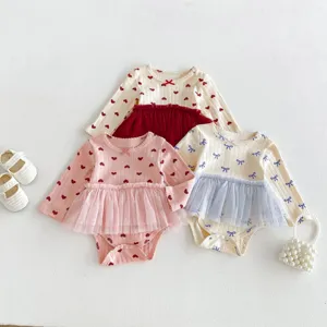 Gedetailleerd overzicht van schattige baby rompertje met lange mouwen en hartjes tutu.
