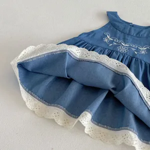 Zomerse mouwloze spijkerjurk voor meisjes met witte bloemborduursel en fijne kantzoom.