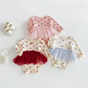 Details van baby lange mouw romper jurk met tule rok, schattige hartjes en strikjes prints.