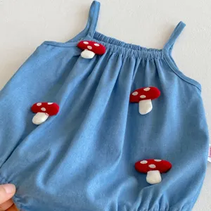 Adorable mameluco de bebé niña con parches de setas rojas, body de verano de tirantes.