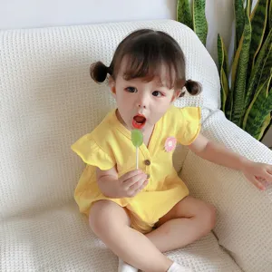 Adorable pelele de verano de manga corta para bebé niña con bonito diseño de margarita en amarillo.