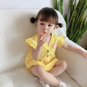 Verano bebé niña amarillo algodón mameluco corto con flor margarita linda y botones de madera.