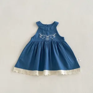 Zomer mouwloze denim jurk voor meisjes met bloemenborduurwerk en kant voor verjaardagsfeest.