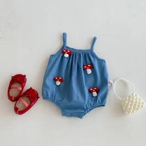 Adorable mameluco azul para bebé niña con apliques de hongos bonitos, ideal para el verano.