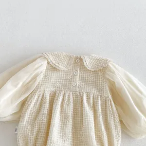 Vista detallada del mameluco para bebé niña con cuello de encaje y mangas largas.