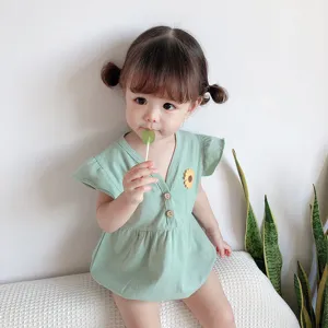 Lindo mameluco de verano para niña de manga corta en algodón con bordado de margarita.