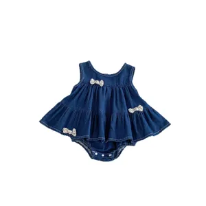 Delizioso abito tutina in denim per bambina, senza maniche con volant e fiocchi estivi.