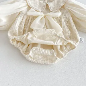 Lindo mameluco de manga larga para bebé con cuello de encaje y lazo, diseño muy elegante.