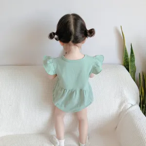 Tierno pelele de algodón de verano para bebé niña con mangas de volantes en verde pastel.