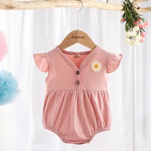 Detalle mameluco verano bebé niña manga corta, body rosa de algodón con bordado de margarita.