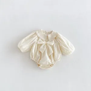 Adorable pelele de manga larga para bebé niña con cuello de encaje y lazo, ropa elegante.