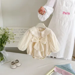 Adorable body à manches longues pour bébé fille avec col poupée en dentelle et grand nœud.