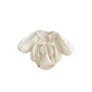 Joli body à manches longues pour bébé fille avec col poupée en dentelle et grand nœud.