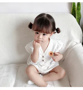 Precioso body de verano para bebé niña de algodón blanco con bordado de margarita.