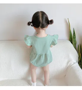 Lindo body de bebé niña con mangas de volantes, pelele de verano de algodón verde claro.