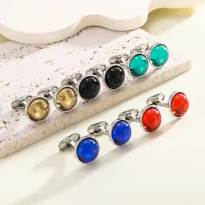 Vue détaillée de boutons de manchette ronds en cuivre de diverses couleurs pour chemises d'hommes.