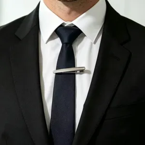 Pince à cravate élégante en métal argenté pour homme, design lisse classique