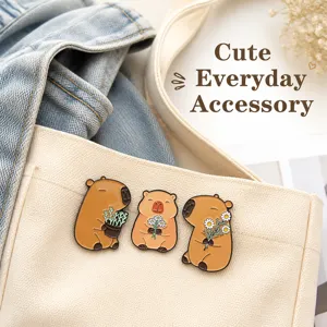 Graziosa spilla smaltata capibara con fiori, perfetto accessorio di abbigliamento in metallo.