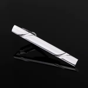 Pince a cravate homme en metal argente design de luxe pour costume d'affaires image principale.