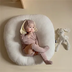Combinaison côtelée manches longues bébé avec chapeau oreilles de lapin, détail confortable.