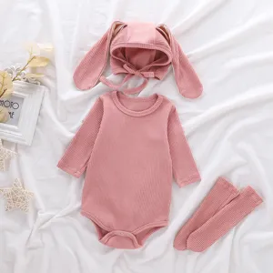 Ensemble body bébé rose côtelé avec bonnet oreilles de lapin et chaussettes vue détaillée