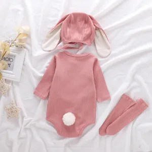 Joli ensemble grenouillère rose pour bébé à manches longues avec oreilles de lapin et chaussettes.