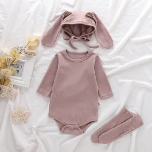 Adorable ensemble grenouillère oreilles de lapin pour bébé avec chapeau et chaussettes assortis.