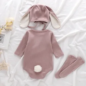 Vue détaillée de l'ensemble barboteuse oreilles de lapin bébé rose, texture douce, mignon.