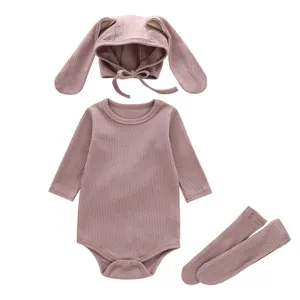 Ensemble barboteuse côtelée manches longues bébé avec bonnet oreilles de lapin et chaussettes.