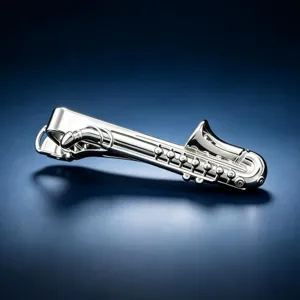 Détail de pince à cravate saxophone argentée, design d'instrument élégant pour hommes.