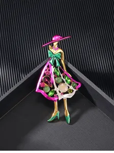 Primo piano dettagliato della spilla da donna elegante con strass colorati brillanti.