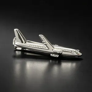 Gros plan détaillé d'un pince-cravate avion argenté, accessoire élégant pour hommes.
