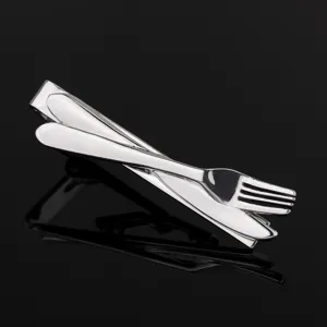 Pince a cravate argente avec design de couverts pour hommes pour vetement formel.