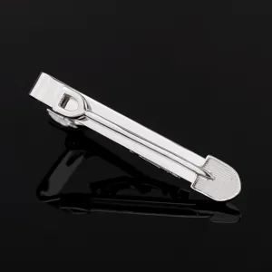 Vue detaillee de pince a cravate ton argent, accessoire elegant pour chemise formelle.