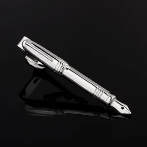 Pince à cravate argentée en forme de stylo plume pour homme, accessoire de mode d'affaires.