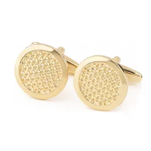 Gouden metalen manchetknopen met een elegant geometrisch patroon voor heren overhemden.
