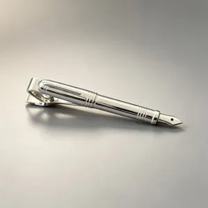 Vue détaillée du Pince-cravate argenté en forme de stylo-plume avec plume et texture.