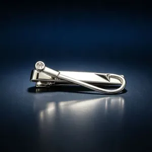 Pince à cravate homme en métal argenté avec cristal, accessoire élégant pour chemise d'affaires.